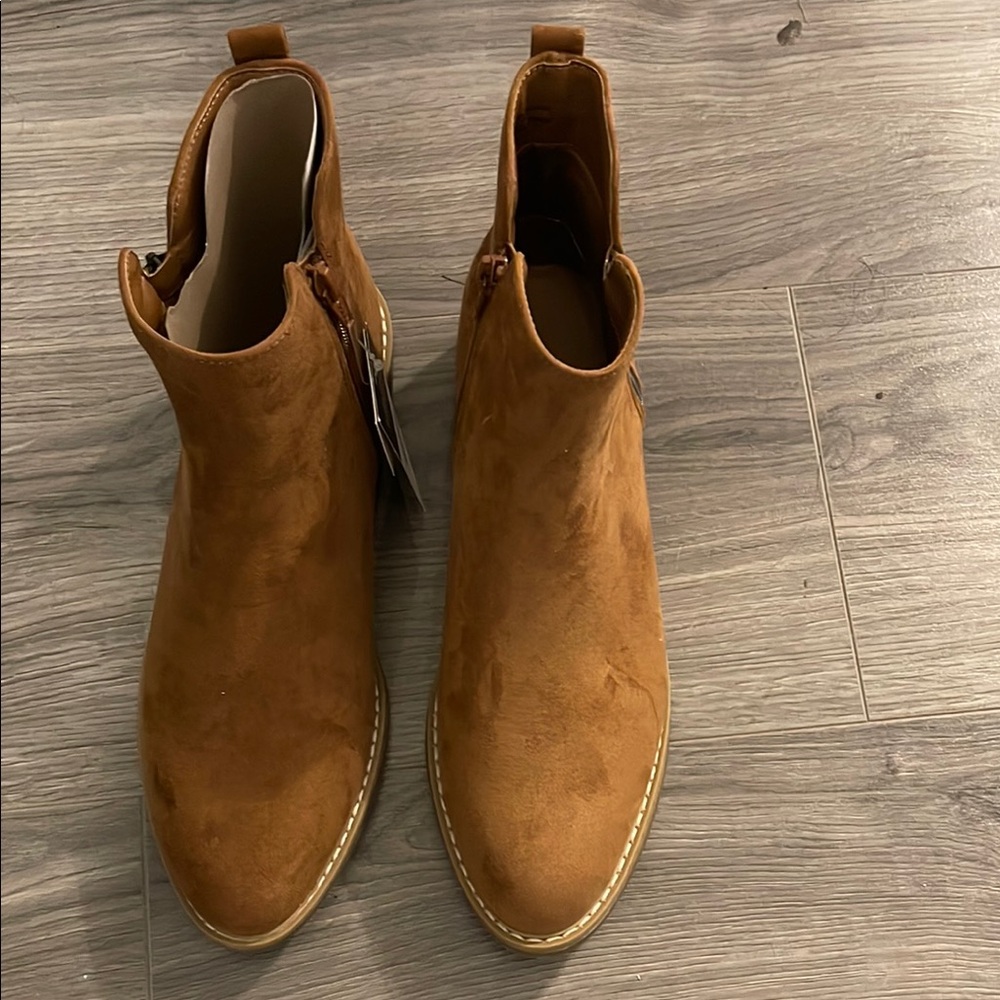 Universal Thread boots size 9.5